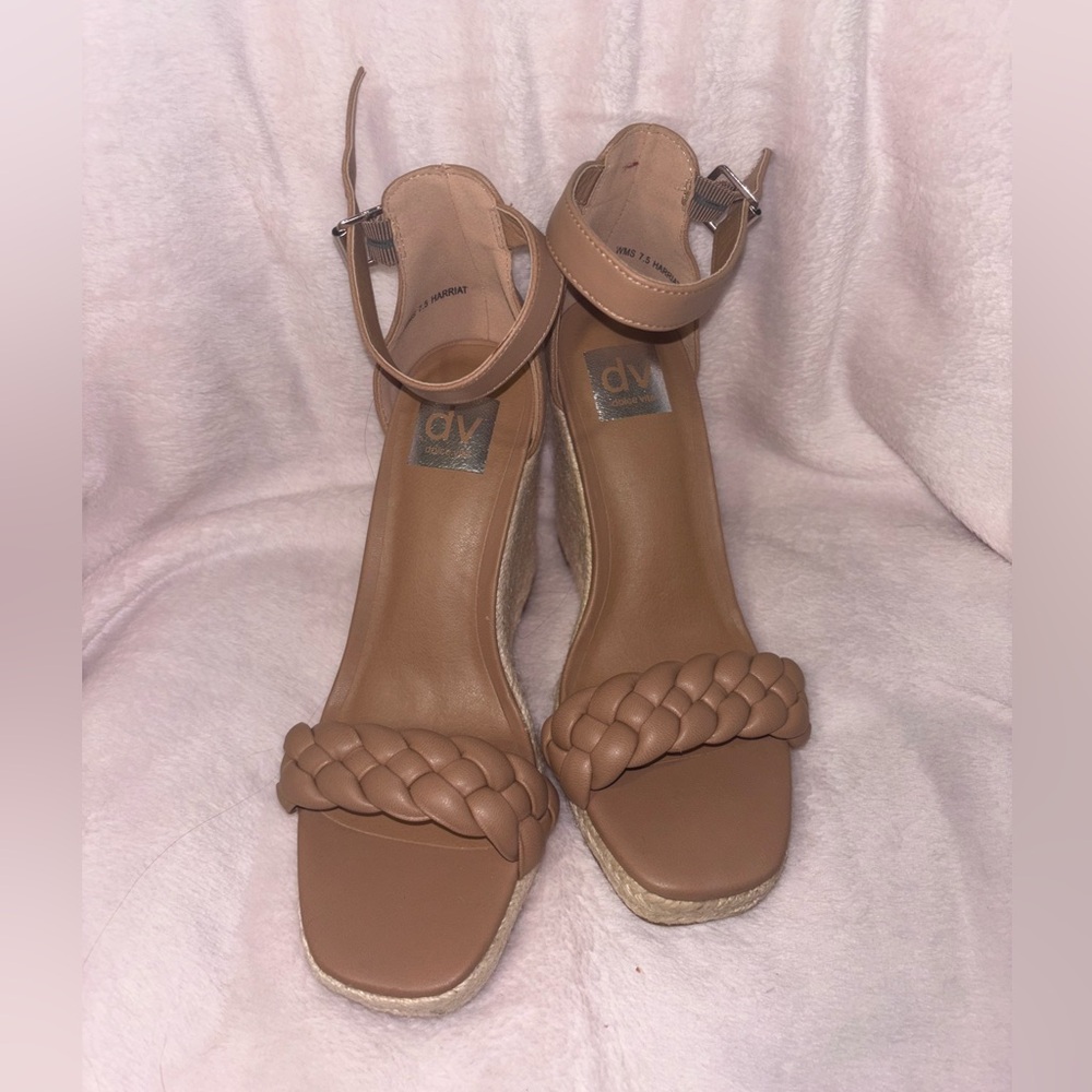 NWOT Dolce Vita Harriet Sz. 7.5 Wedges, Caramel